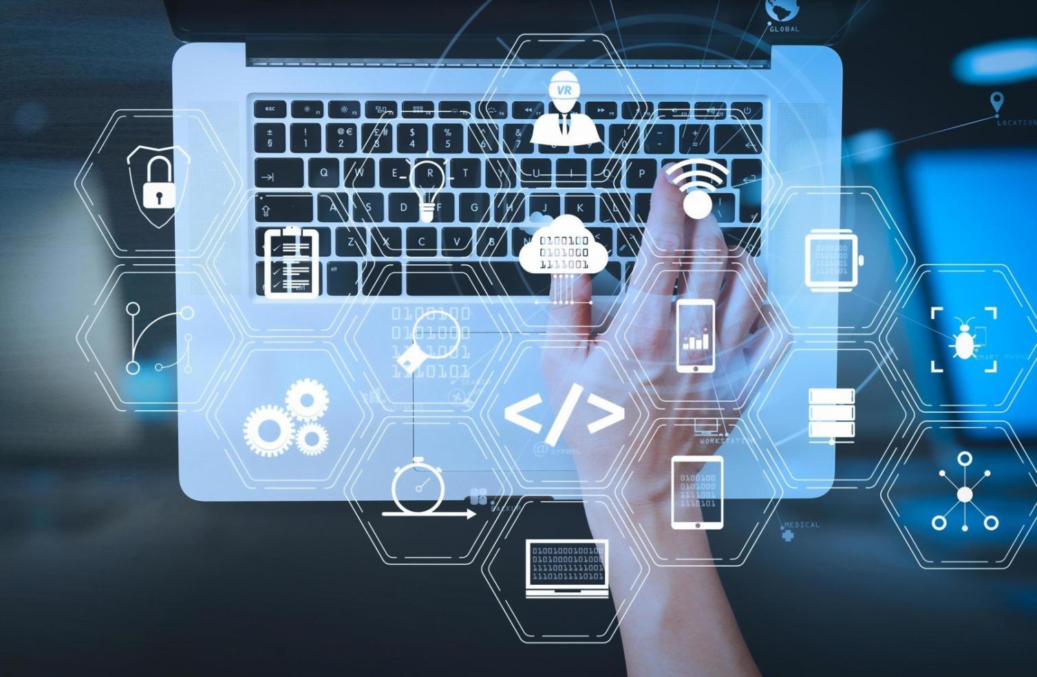 Teilnehmerin arbeitet konzentriert an einem immersiven Design-Projekt